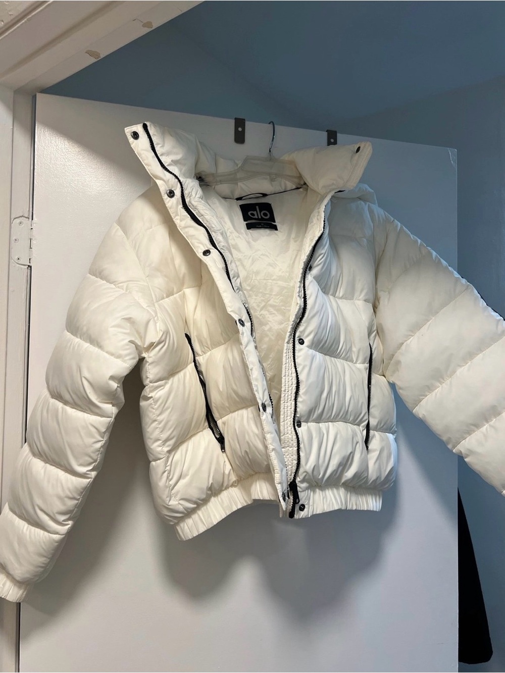 Alo yoga aspen love puffer
